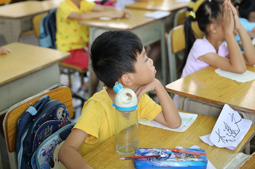 同学们积极回答问题