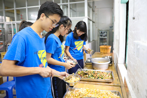 队员们在很开心地用餐