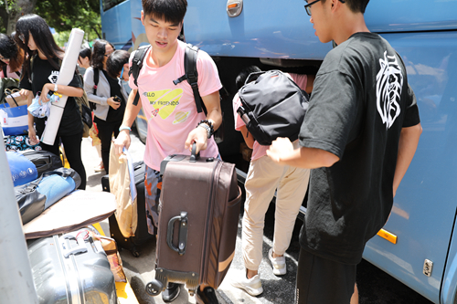 队员们合作搬运行李