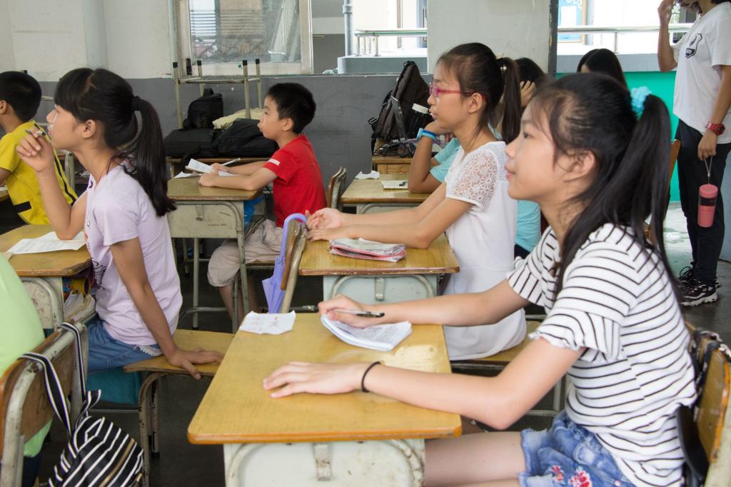 同学们认真地听讲