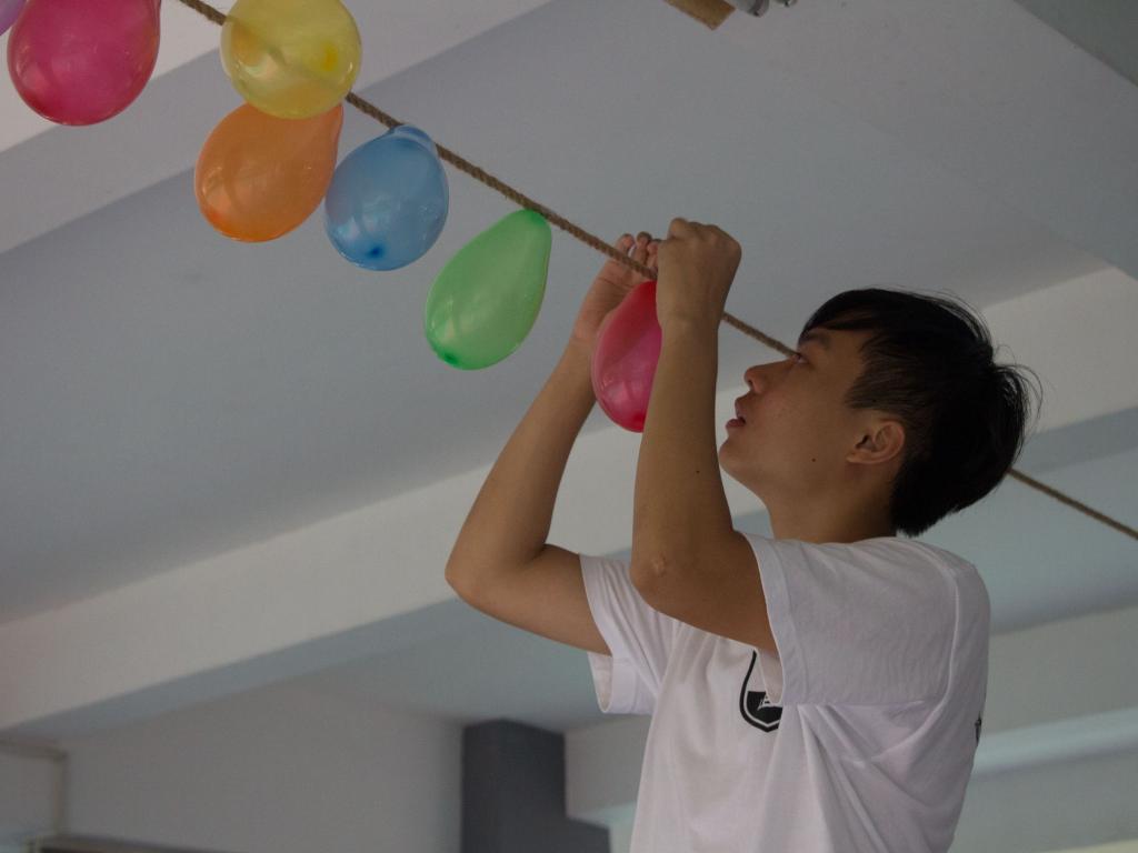 老师们用午睡的时间布场