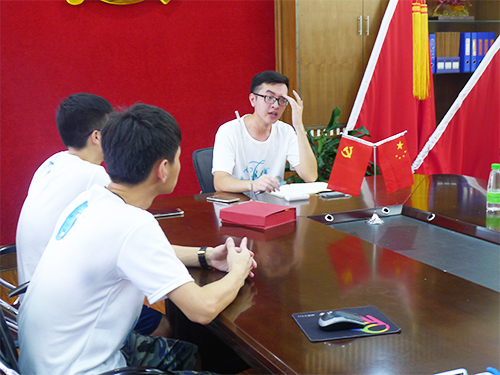 认真开会的蔡队长