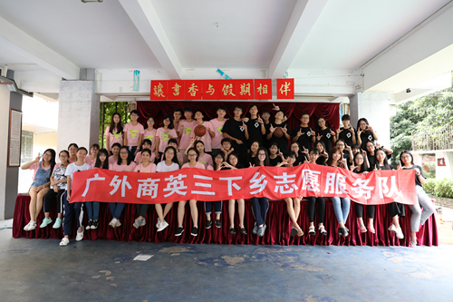 小飞船与Leo队合影