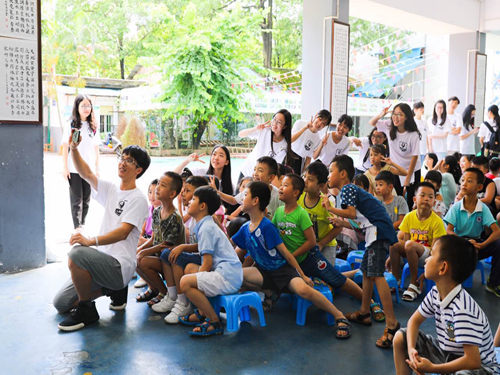 小朋友们与老师合影