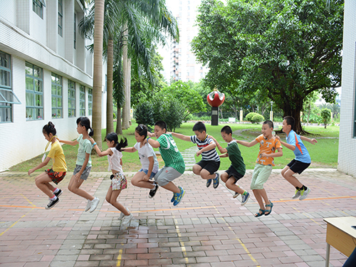 小朋友们开心游戏