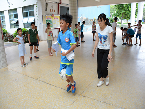 小朋友们在参与企鹅漫步