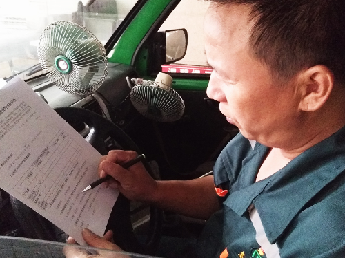 叔叔在专心思考建议