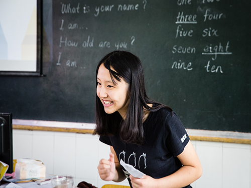 认真上课的王孝雅老师