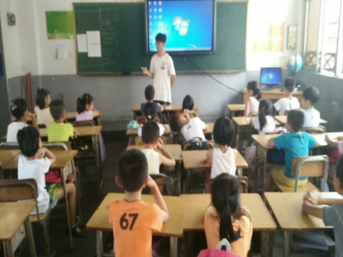 二年级班主任班会中强调纪律问题