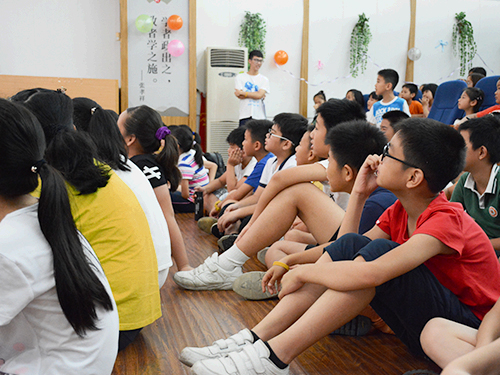 小朋友专注观看节目