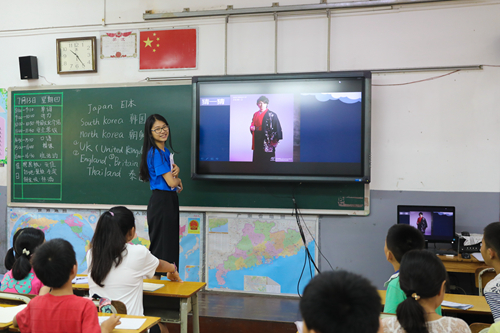 西西老师在给小朋友们展示日本的饮食文化