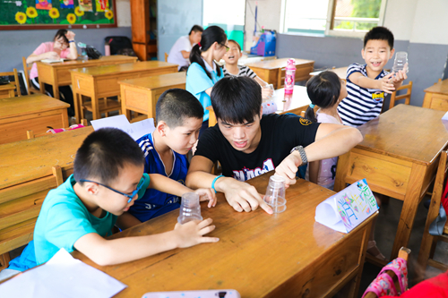 物理小实验课上老师给小朋友们示范试验