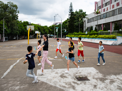 选手们在老师带领下积极参与运动