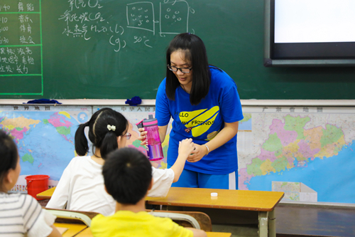 有趣的物理实验课上小朋友们聚精会神地看老师做实验