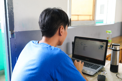 队员们课后认真修改课件