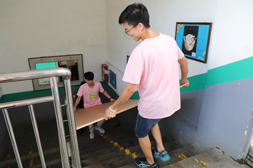 男队员合作搬床板