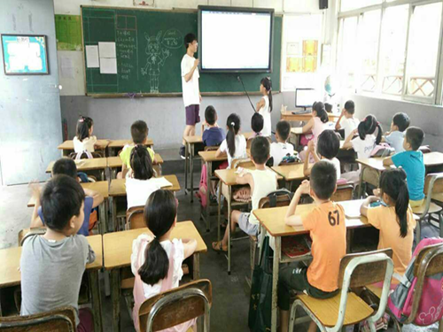 老师和班长带领早读