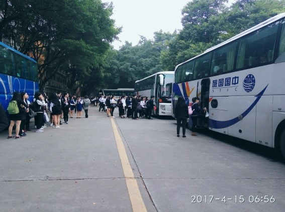 商英人有序乘坐包车前往广交会