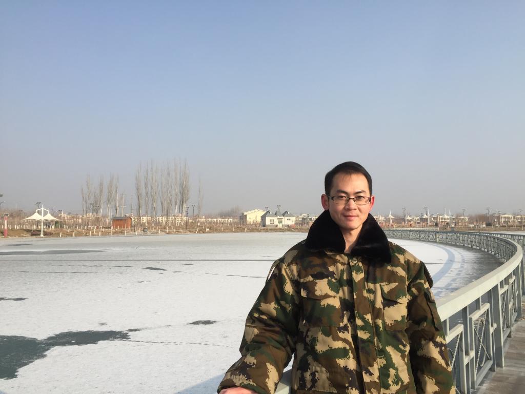 脱下西装换上戎装的周鹏多了一份军人的刚气