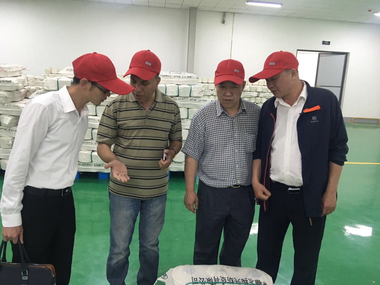 向外宾介绍棉纺产品